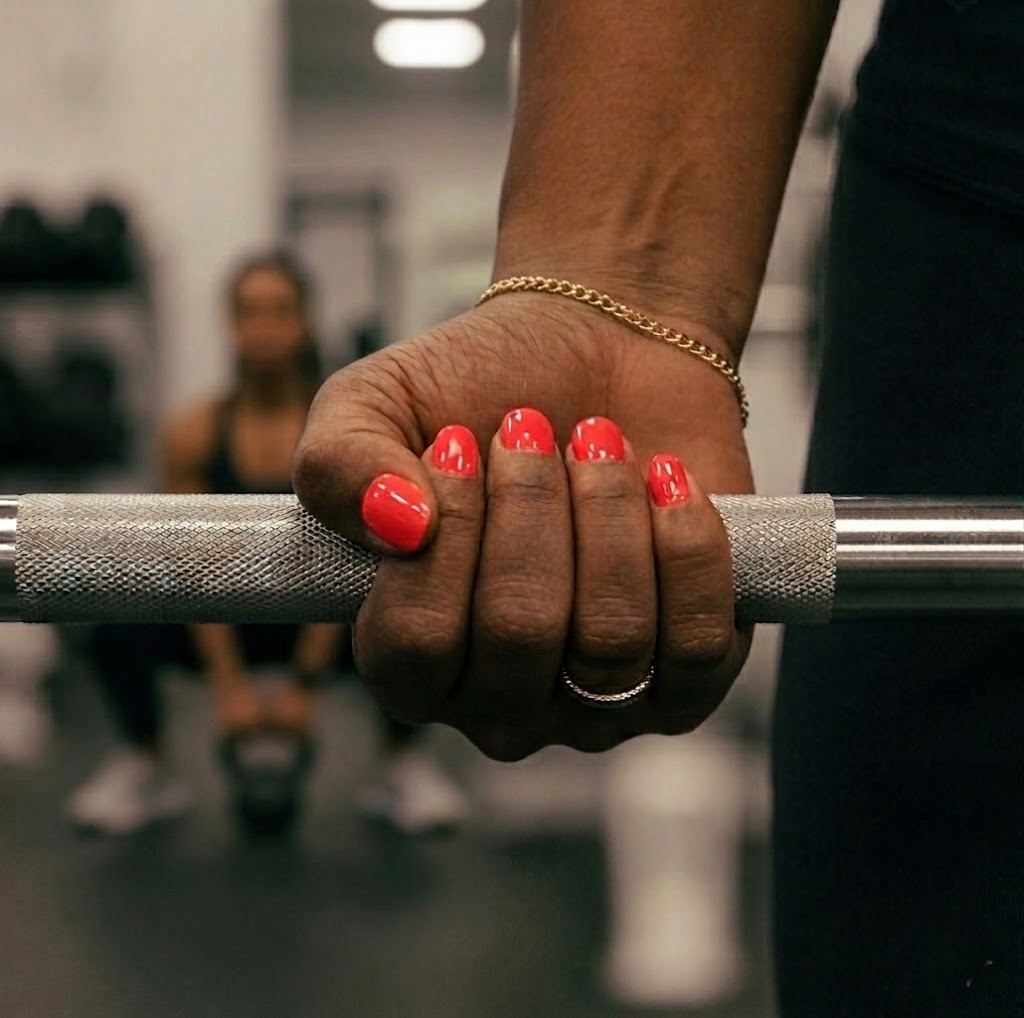 Hand on a bumper plate on a barbell